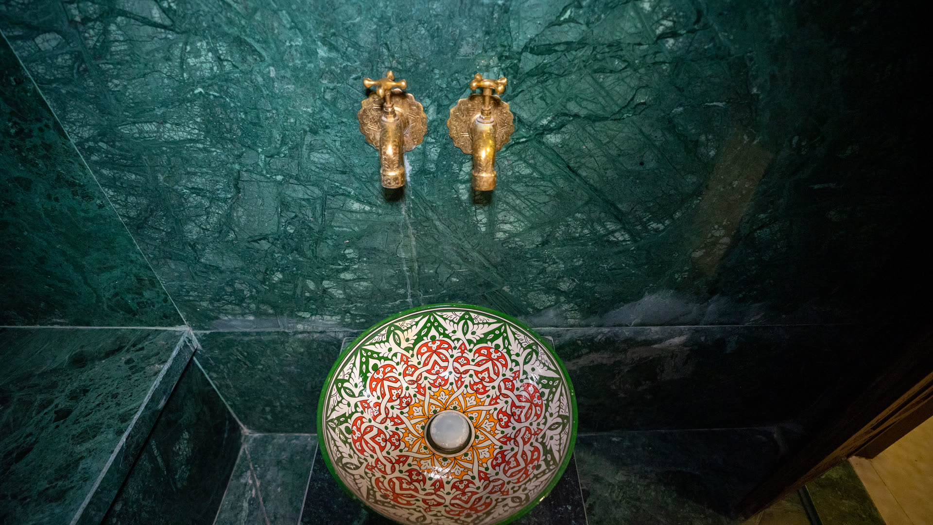 Green marble basin — Suite Émeraude Royale