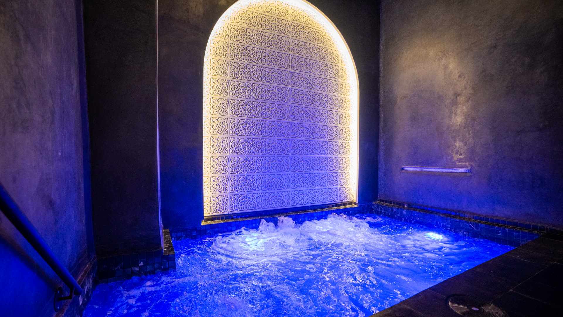 Suite Mille et Une Nuit — Blue illuminated jacuzzi