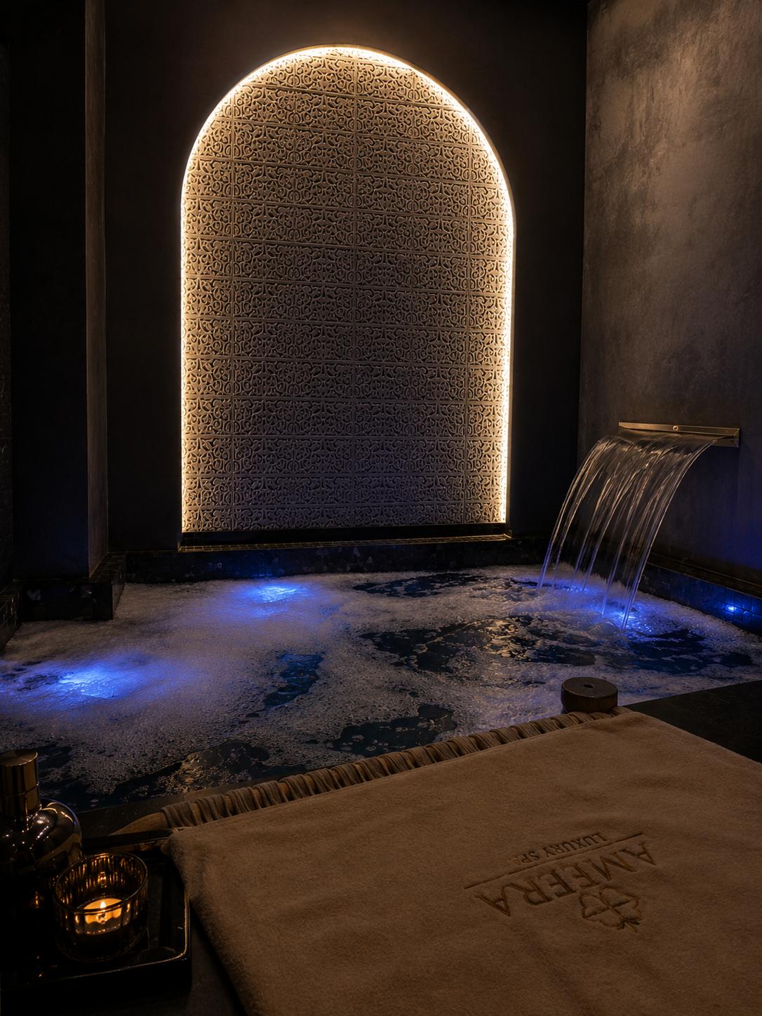 Espace détente et jacuzzi bleu
